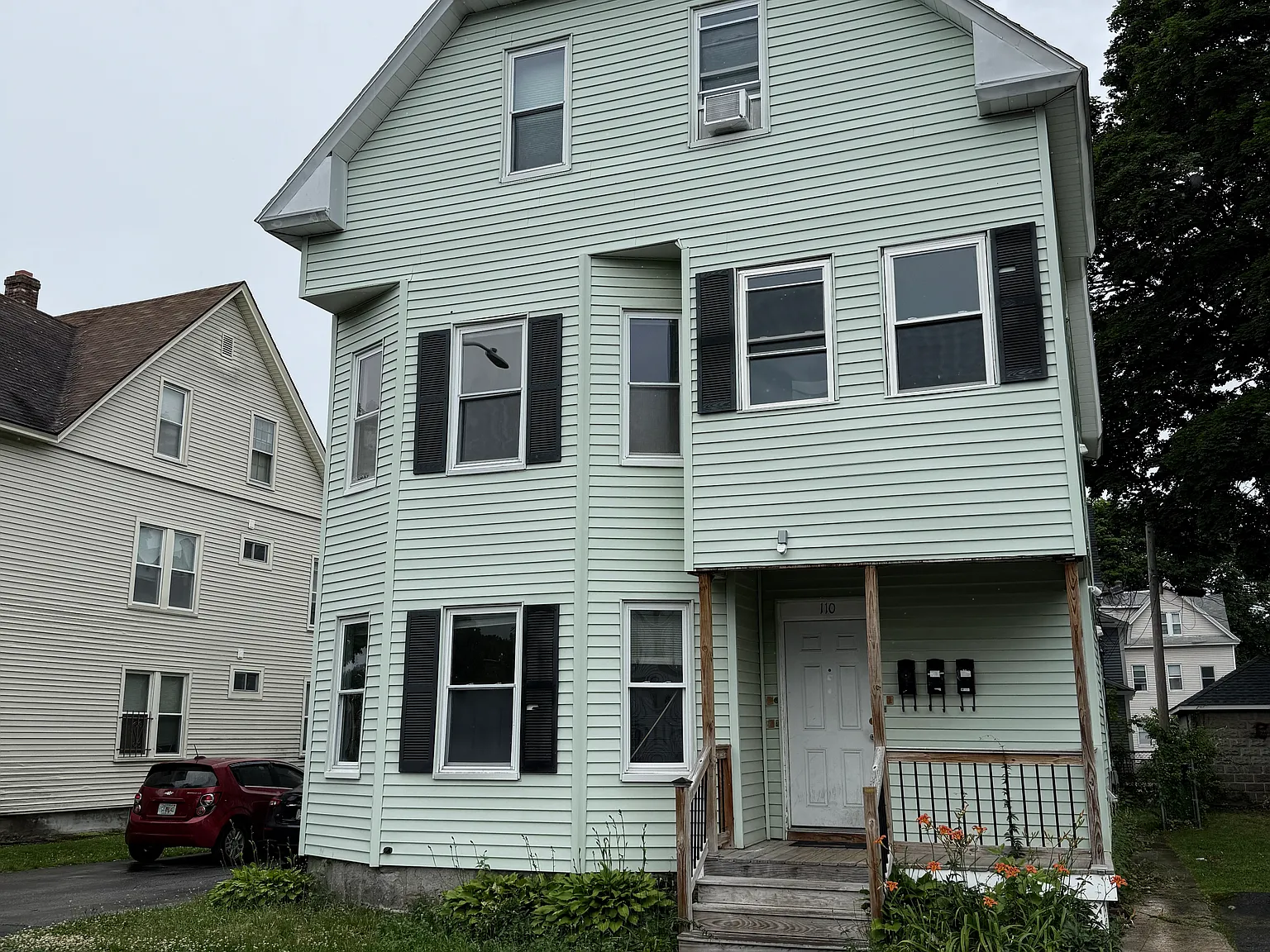 4 bed, 1.5 bath, 1200 sqft, $3,000 — Photo 2