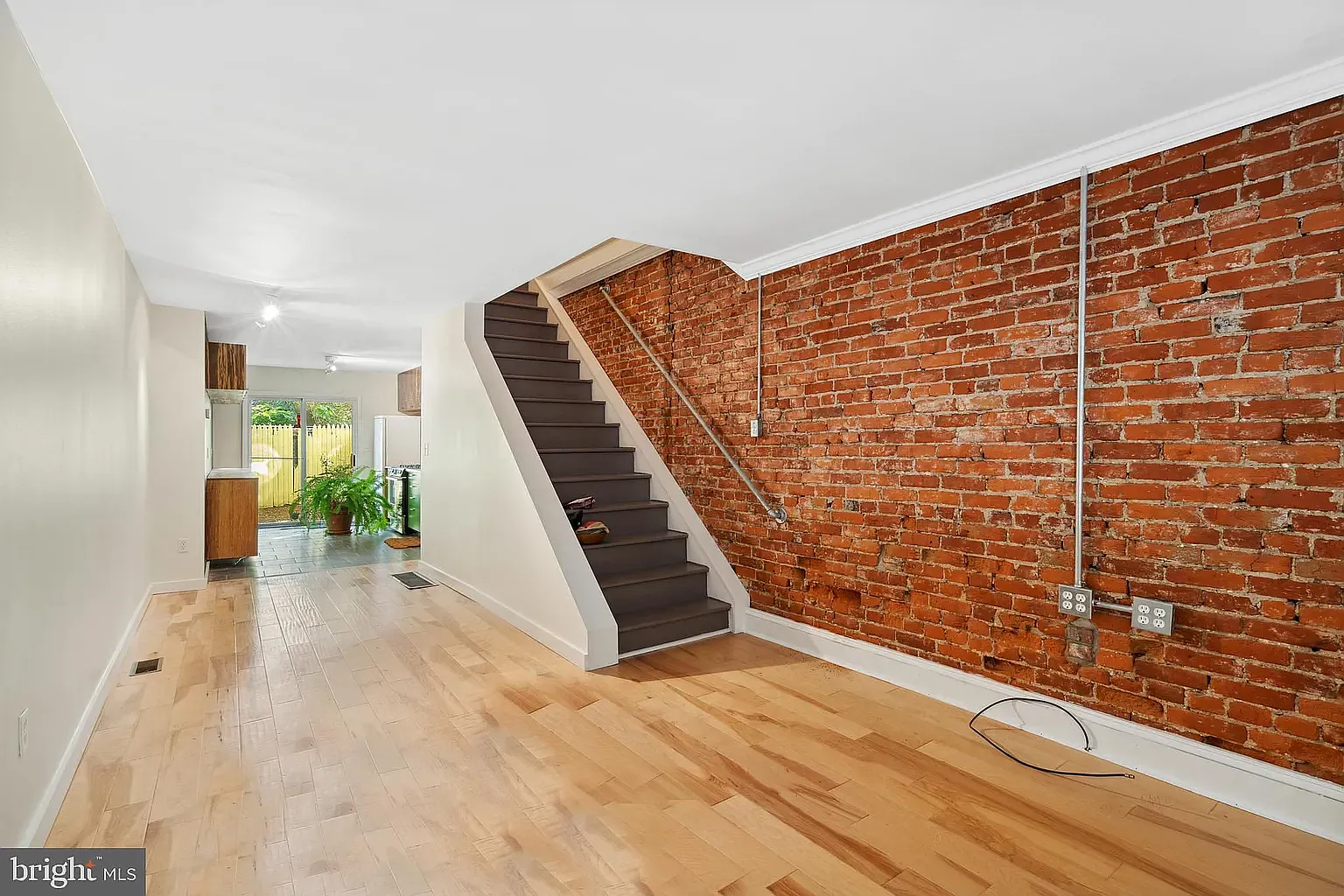 2 bed, 1040 sqft, $3,000 — Photo 2