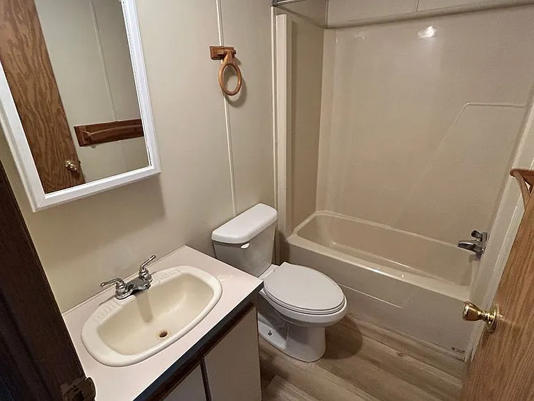 320 Thompson Rd — Photo 12