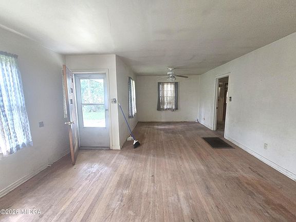 4th image of 4055 Emory Dr