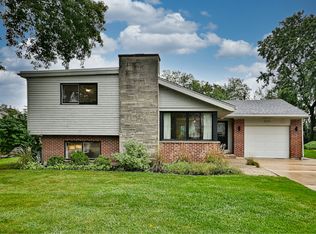 326 E Huntington Ln, Elmhurst, IL 60126