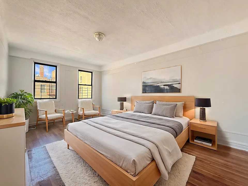 BEDROOM (STAGED)