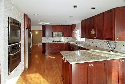 3rd image of 929 Park Ave