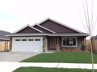 1719 SW Waterstone Dr, Grants Pass, OR 97527