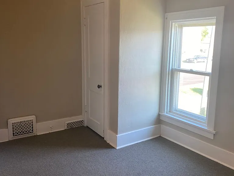215 7th Ave NE — Photo 9