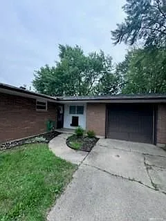 1336 Maplegrove Dr — Photo 3