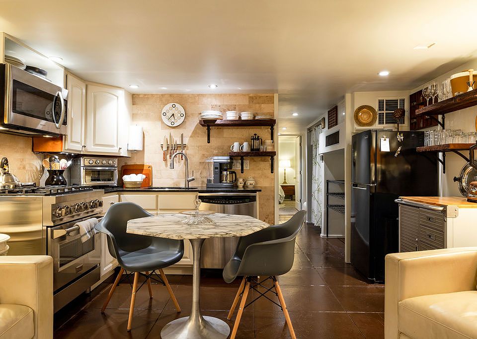 Full Kitchen, Ready to Cook!