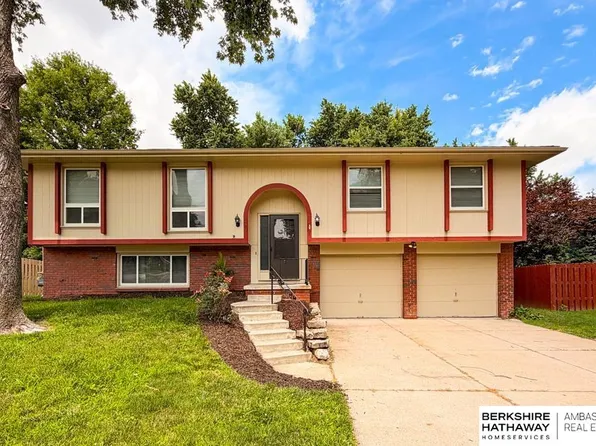 702 Shannon Rd, Papillion, NE 68046