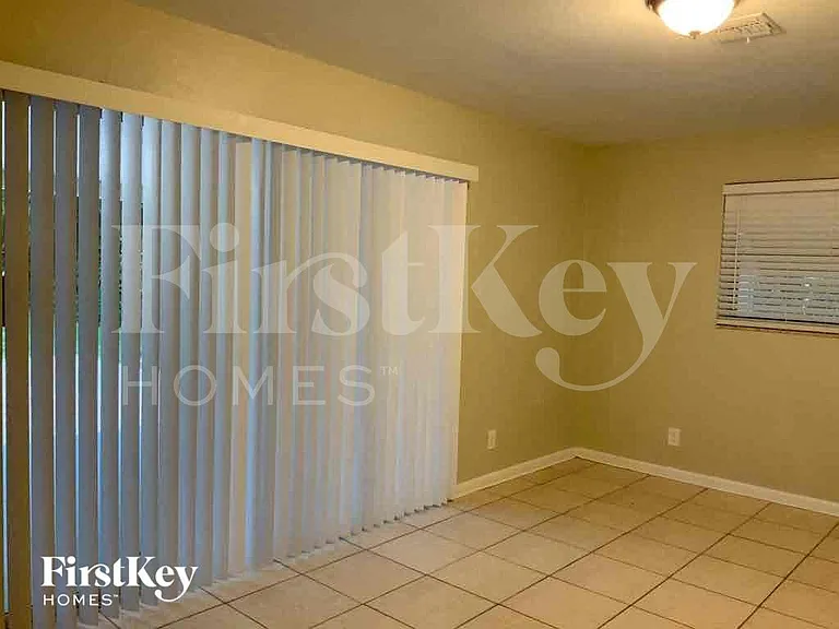 1302 Crest Dr — Photo 15