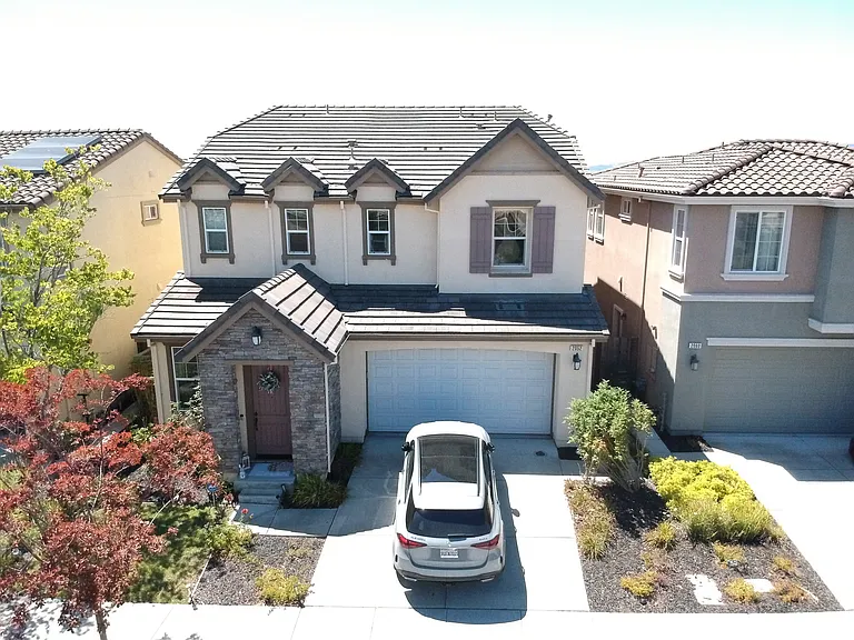 2052 Haggerty Dr — Photo 3