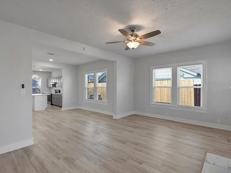 1118 Elliston St — Photo 5