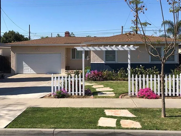 1021 W Acacia Ave — Photo 14