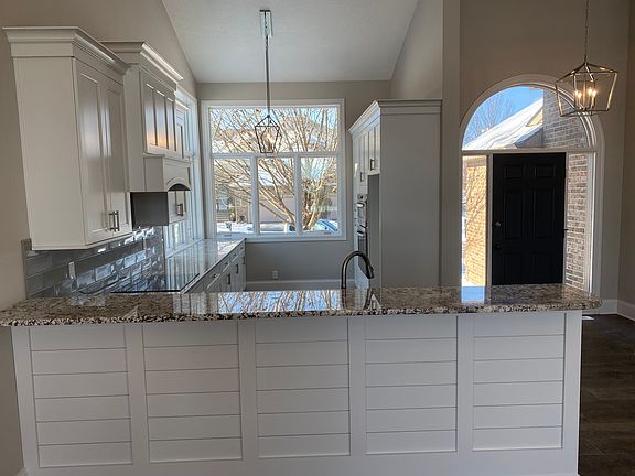 5th image of 946 Glen Oaks Ter