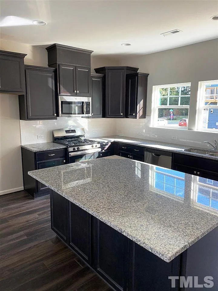 4 bed, 3.5 bath, 1972 sqft, $2,195 — Photo 4