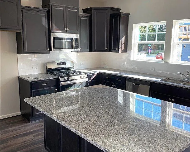 1013 Larabee Ln — Photo 4