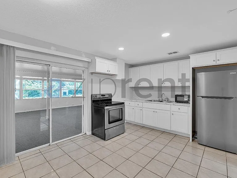 202 Essex Dr — Photo 6