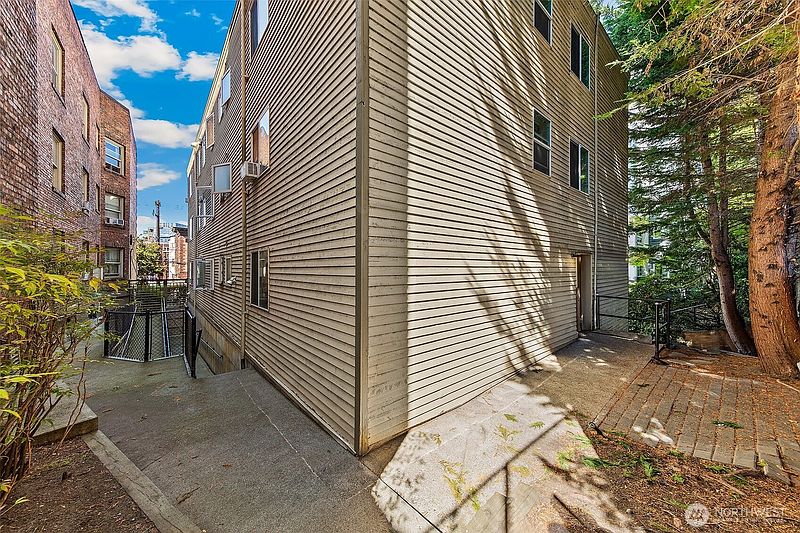4th image of 1716 Boylston Avenue