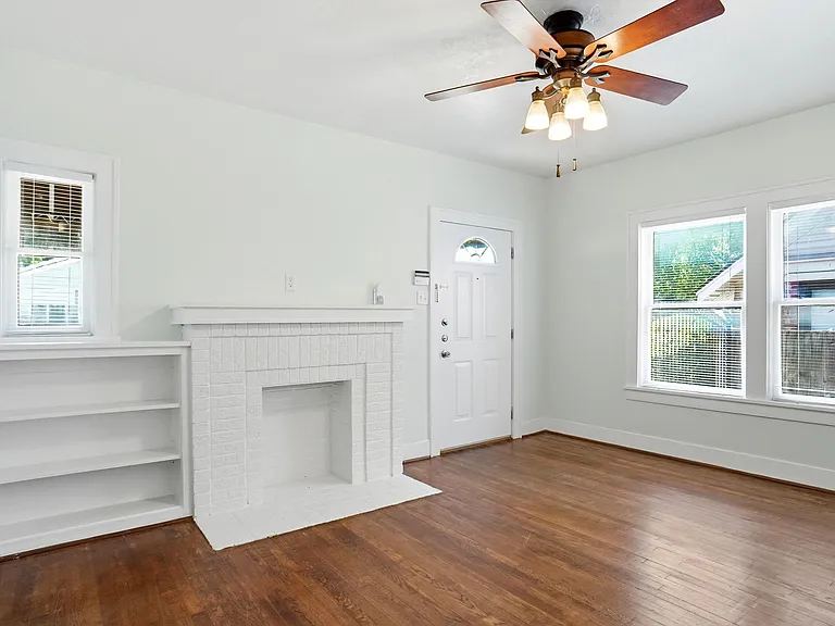 1806 Clover Ln — Photo 2