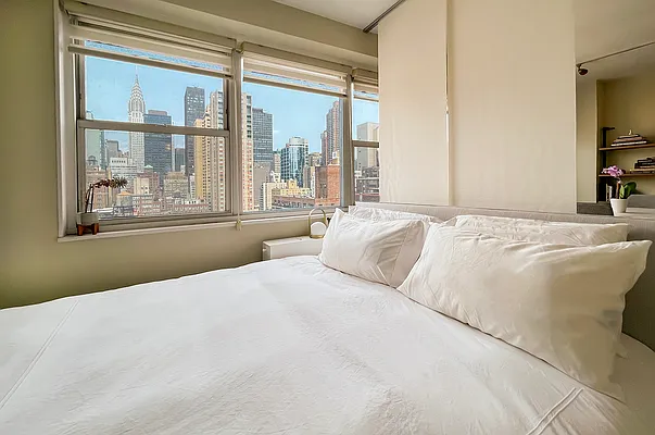 Rented by Coldwell Banker Warburg | media 8