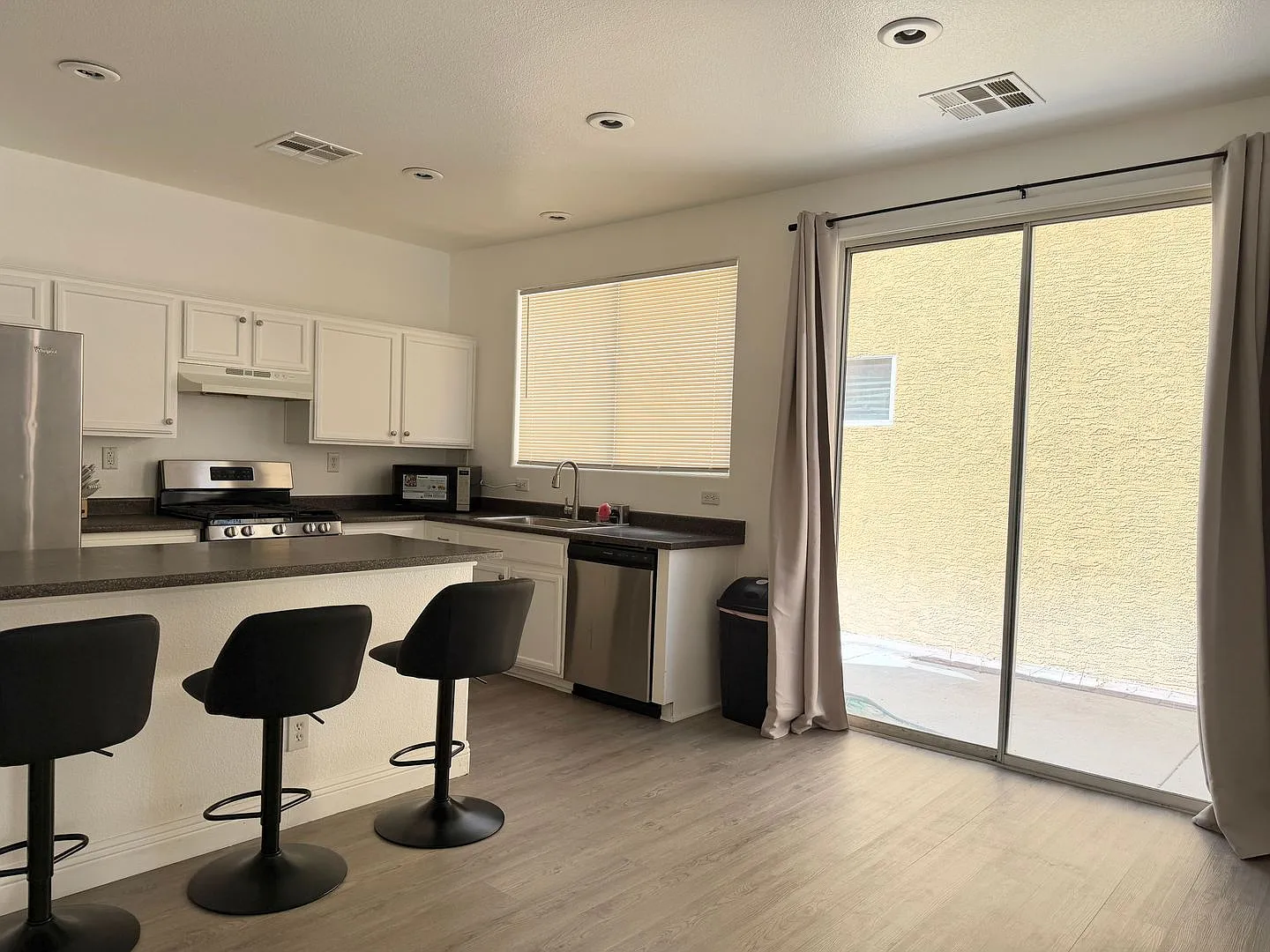 3db/2.5bath 2-Story Single Family Home — Photo 4