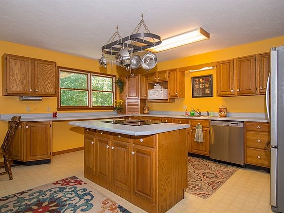 3rd image of 1375 Lakeview Dr