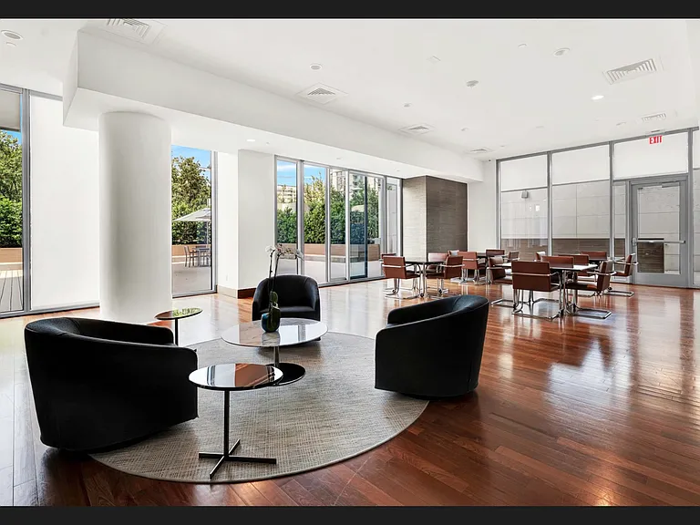2900 McKinnon St #804 — Photo 31