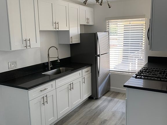 4th image of 2351 Warwick Ave #17B