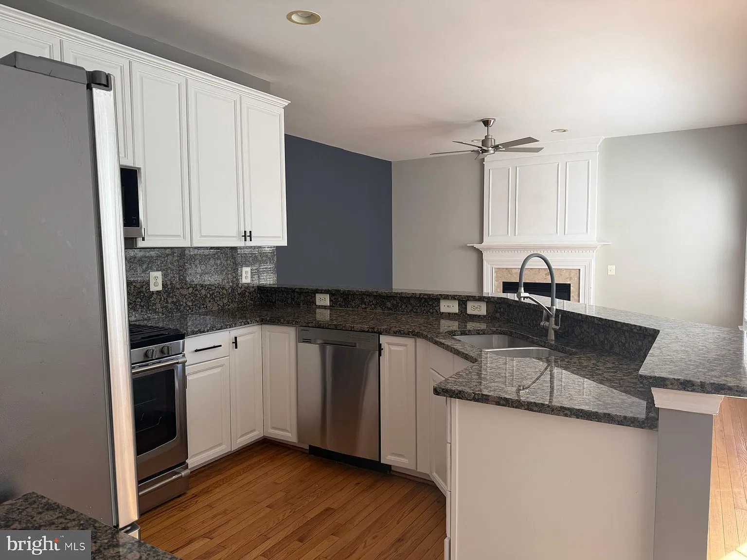4 bed, 4.5 bath, 3144 sqft, $4,300 — Photo 2