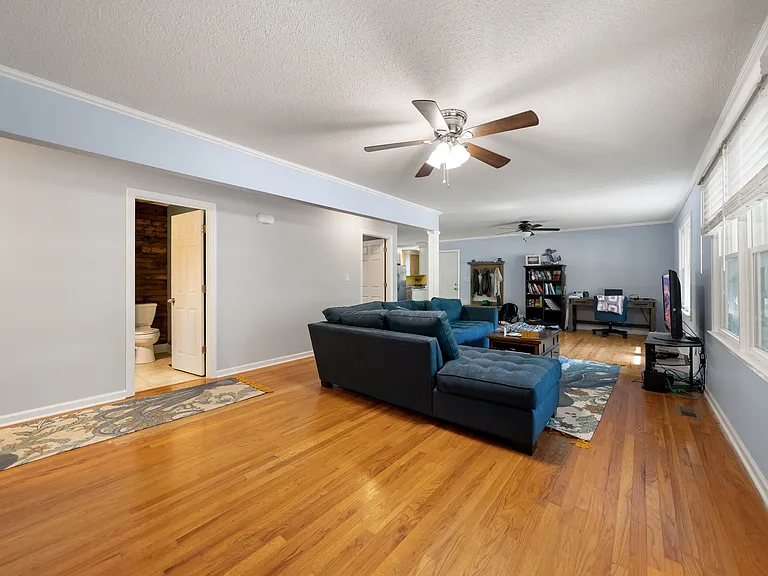 323 Bandock Dr — Photo 3