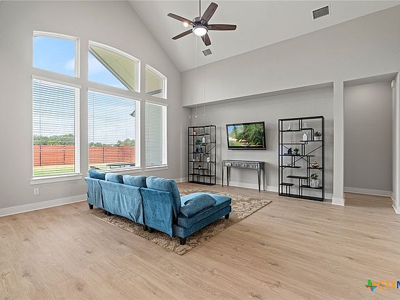 5th image of 2112 Tobiano Trce