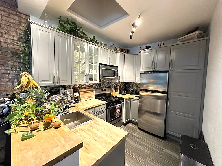 233 W 14th St #5R — Photo 8