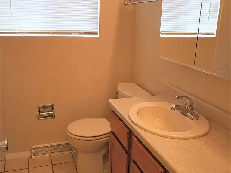 1938 Berkshire Ln — Photo 14