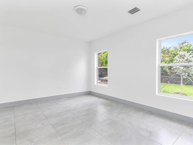 2360 NW 14th St — Photo 8
