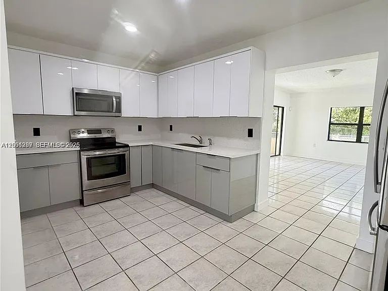 11821 SW 185th Ter — Photo 3