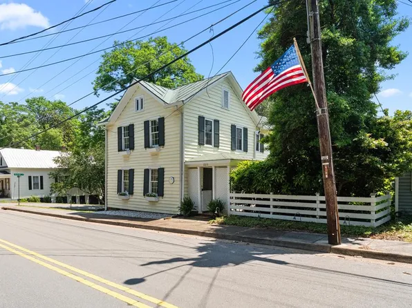 221 Steamboat Rd, Irvington, VA 22480