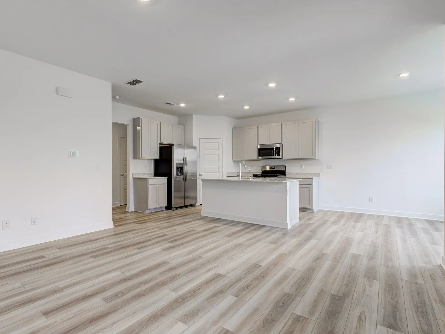 1716 Trinity Ln — Photo 3