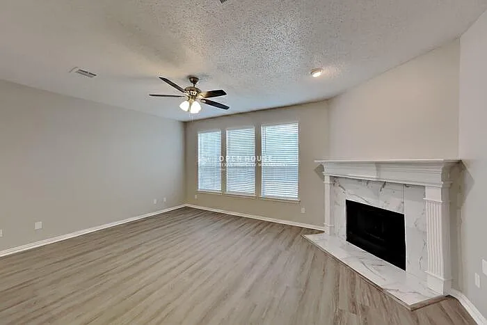 4 bed, 2.5 bath, 2604 sqft, $3,100 — Photo 4
