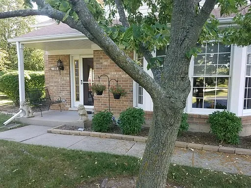 9885 Cambridge Dr photo 1