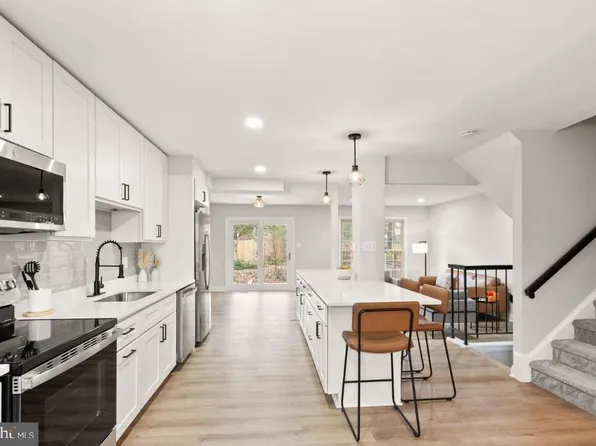 5404 Charleston Woods Dr, Fairfax, VA 22032