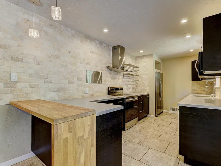 2820 Guilford Ln — Photo 11