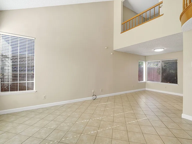 6733 N Warren Ave — Photo 5