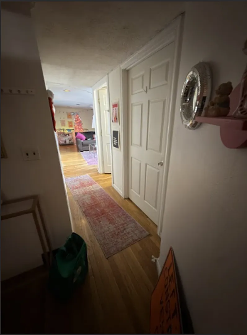 3 Bed Each With Their Own Bathroom Living Room — Photo 3