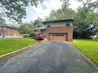 25 Center Dr, Syosset, NY 11791