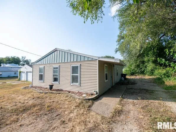 1517 Hillview Dr, Pekin, IL 61554