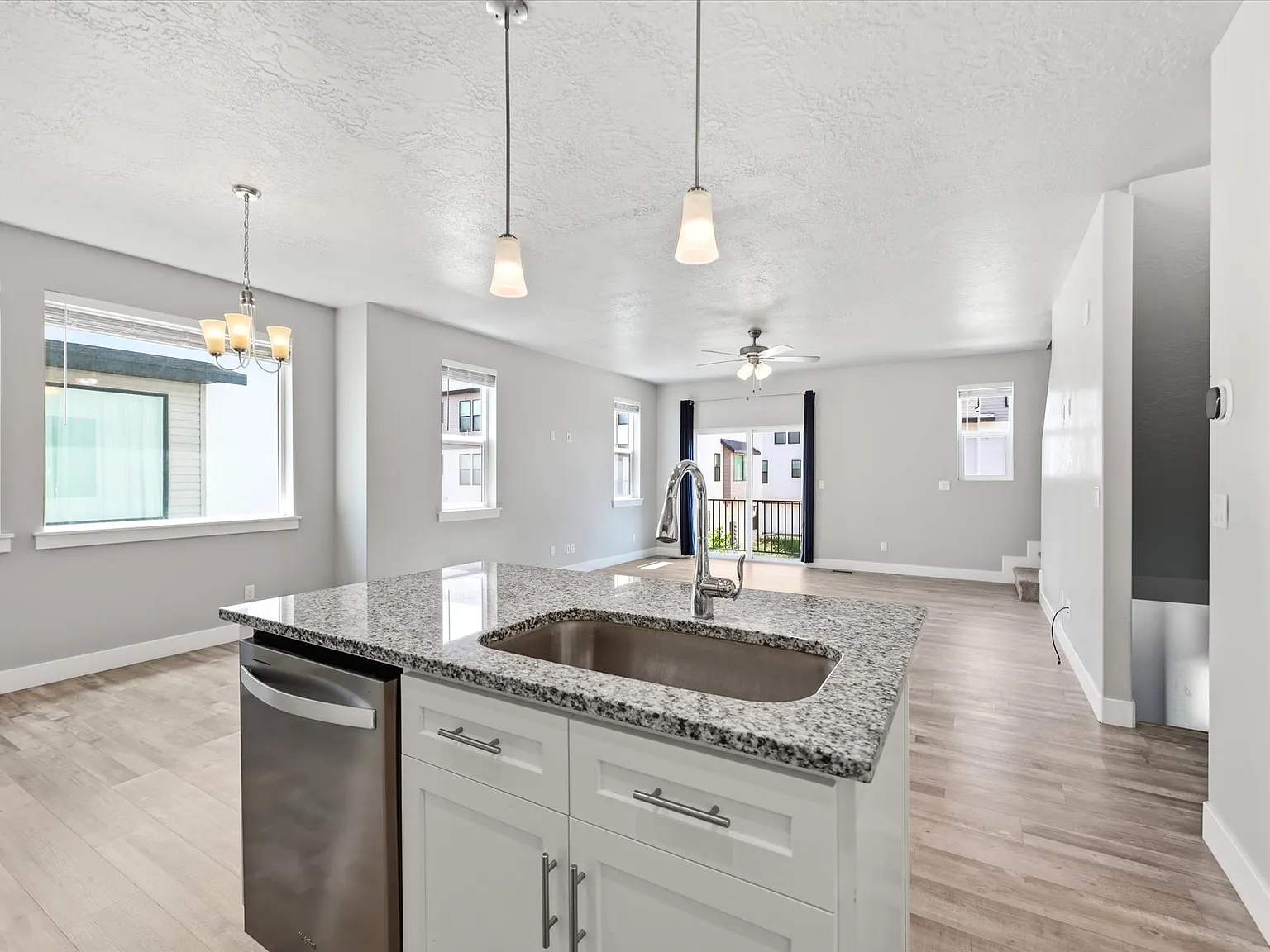 5 bed, 2090 sqft, $2,400 — Photo 1