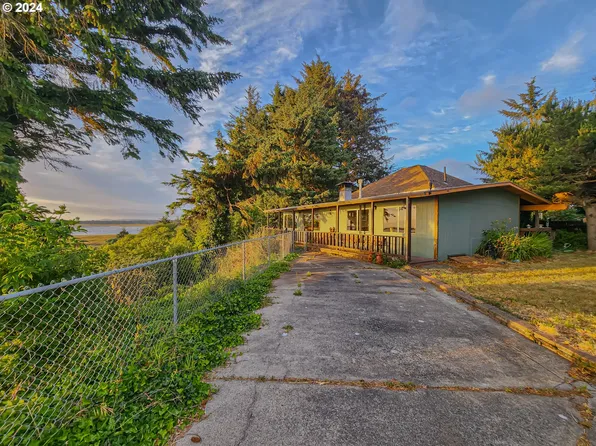 197 Harlem Ave NE, Bandon, OR 97411
