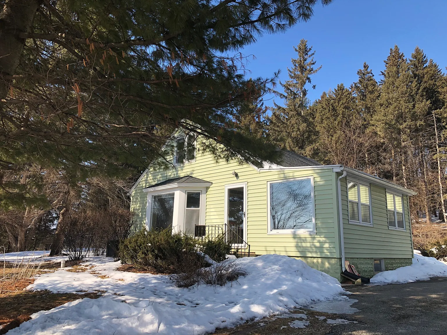 3 bedroom 2 bath home on 2.5 acre Wooded lot. Small dogs allowed with pet deposit. — Photo 1