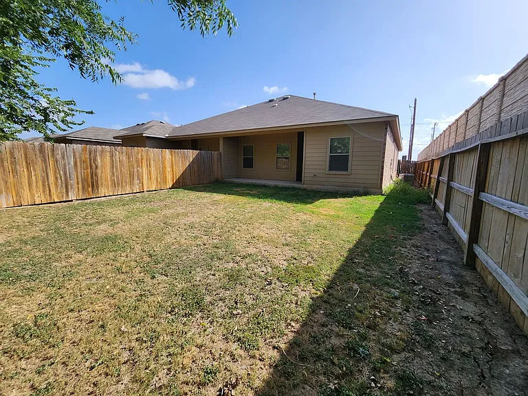 1201 Old FM 306 — Photo 25