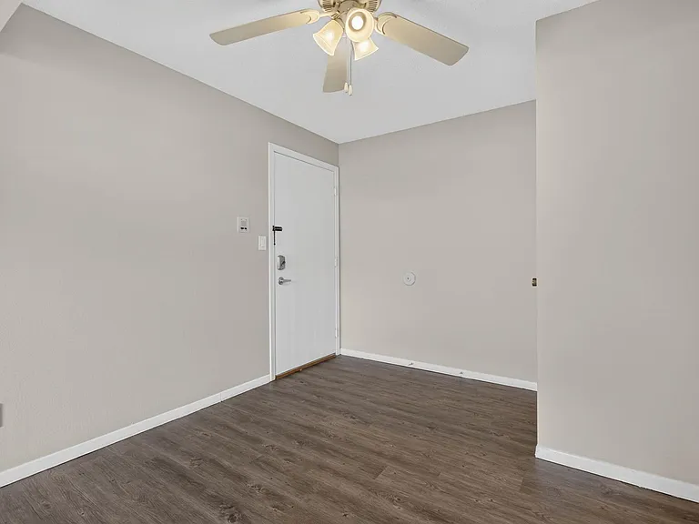 Hollow Hills Apartments — Photo 47