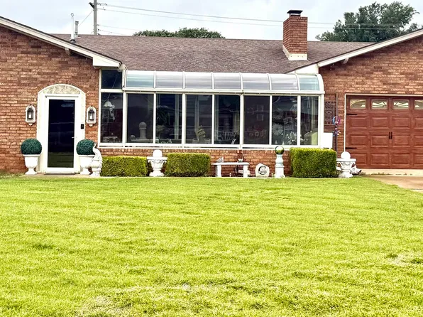 821 S Laird St, Mooreland, OK 73852